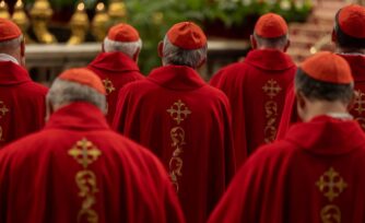¿Cuáles son las acciones prohibidas para los Cardenales durante el Cónclave?