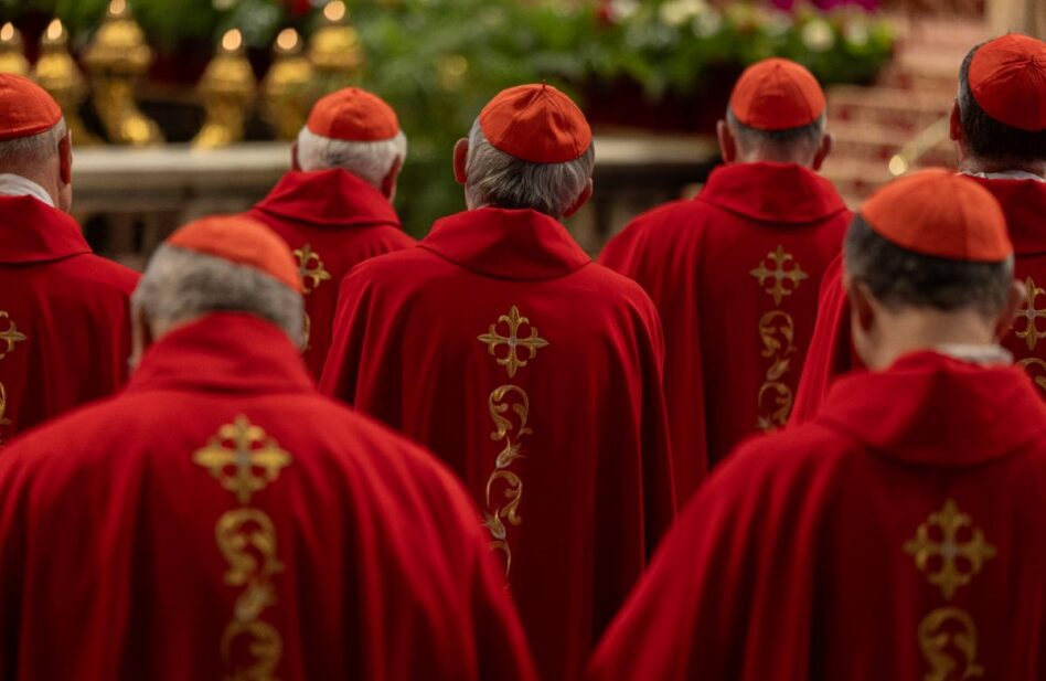 ¿Cuáles son las acciones prohibidas para los Cardenales durante el Cónclave?