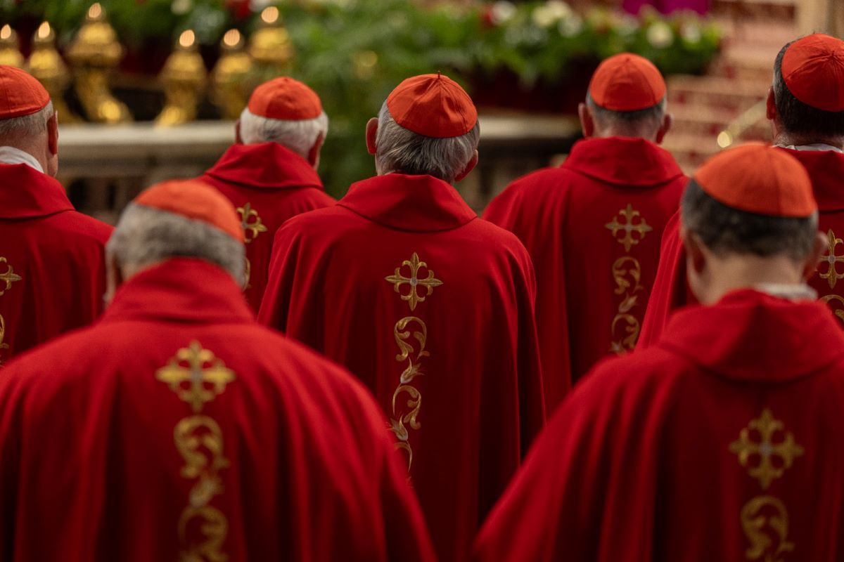 ¿Cuáles son las acciones prohibidas para los Cardenales durante el Cónclave?