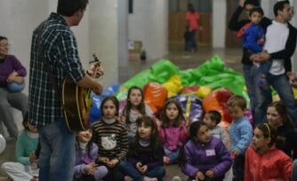 ¿Cuál es la misión del catequista en la creación de un espacio seguro para los niños en la Iglesia?