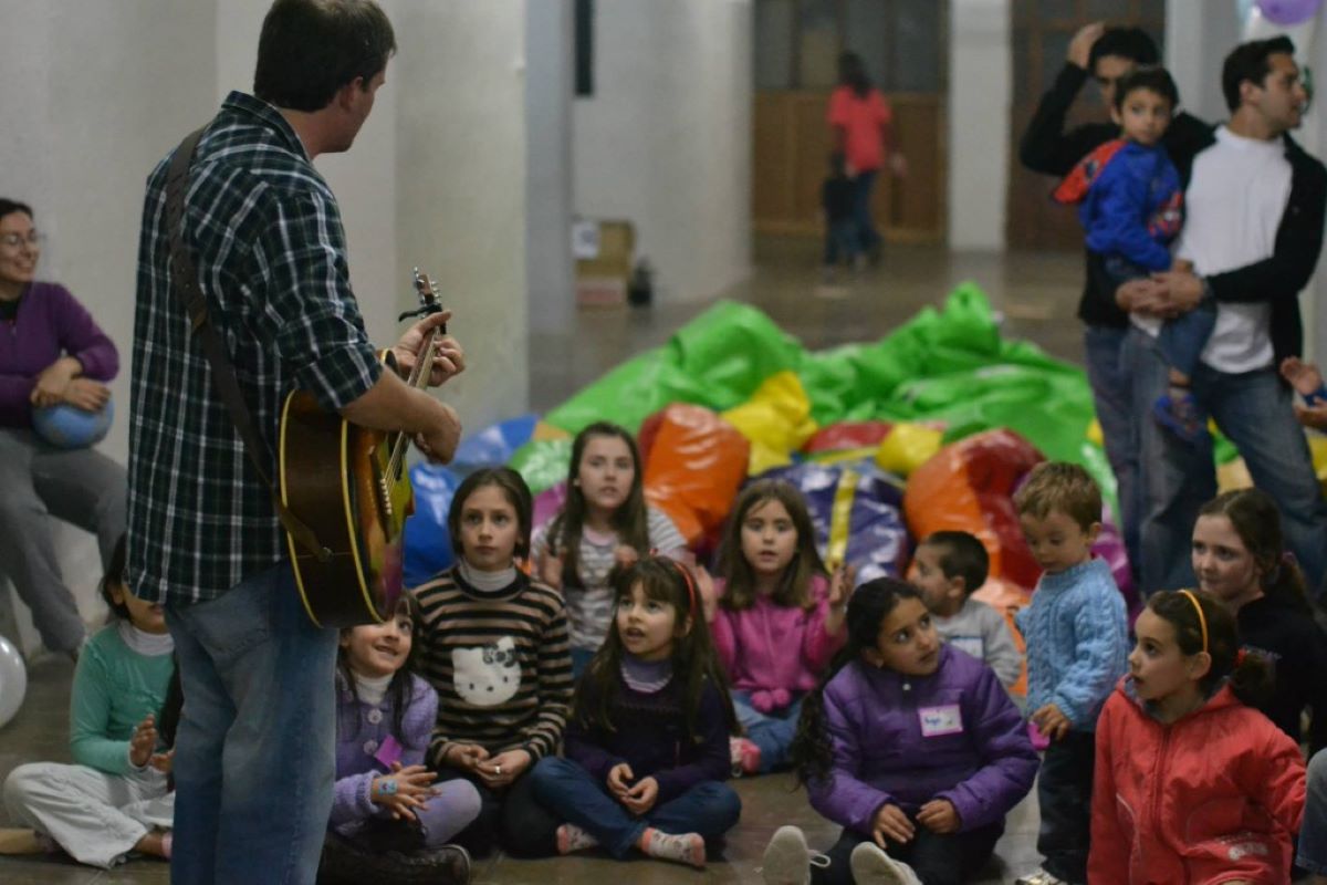 ¿Cuál es la misión del catequista en la creación de un espacio seguro para los niños en la Iglesia?