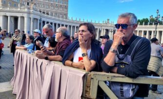 Jóvenes se unen para orar por los cardenales y la elección del nuevo Papa