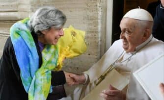 Carmela y las flores amarillas: la mujer que acompañó al Papa Francisco en sus últimos días