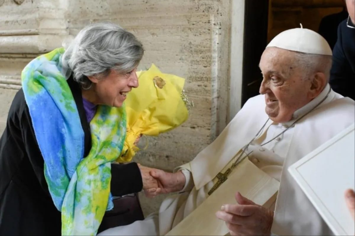 Carmela y las flores amarillas: la mujer que acompañó al Papa Francisco en sus últimos días