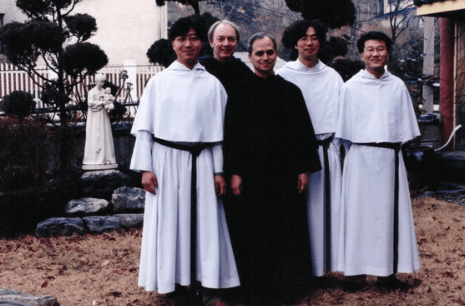 El entonces prior general Robert Francis Prevost de la Orden de San Agustín, en el centro, durante su visita a Corea. Foto: Orden de San Agustín