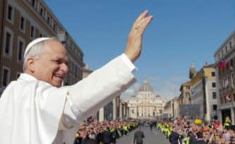El Papa León XIV inicia su pontificado con un mensaje al mundo: “¡Esta es la hora del amor!”