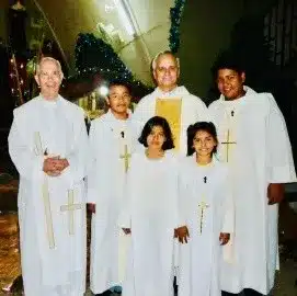 El padre Robert Prevost en 2012 con otros religiosos en la parroquia Divina Providencia ubicada en la colonia Atlacatl de San Salvador.