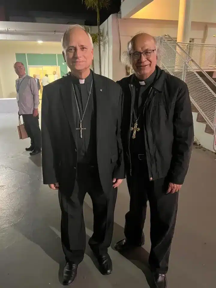 Robert Prevost en Nicaragua, en 2012, junto a Leopoldo Brenes, ahora Cardenal de Managua.