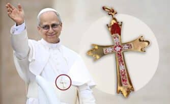 ¿Qué significa la Cruz Pectoral del Papa León XIV?