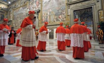¿Cuál es el rito que realizan los Cardenales antes de iniciar el Cónclave?