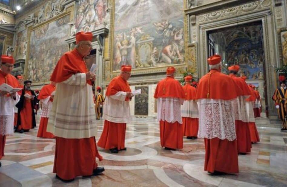 ¿Cuál es el rito que realizan los Cardenales antes de iniciar el Cónclave?