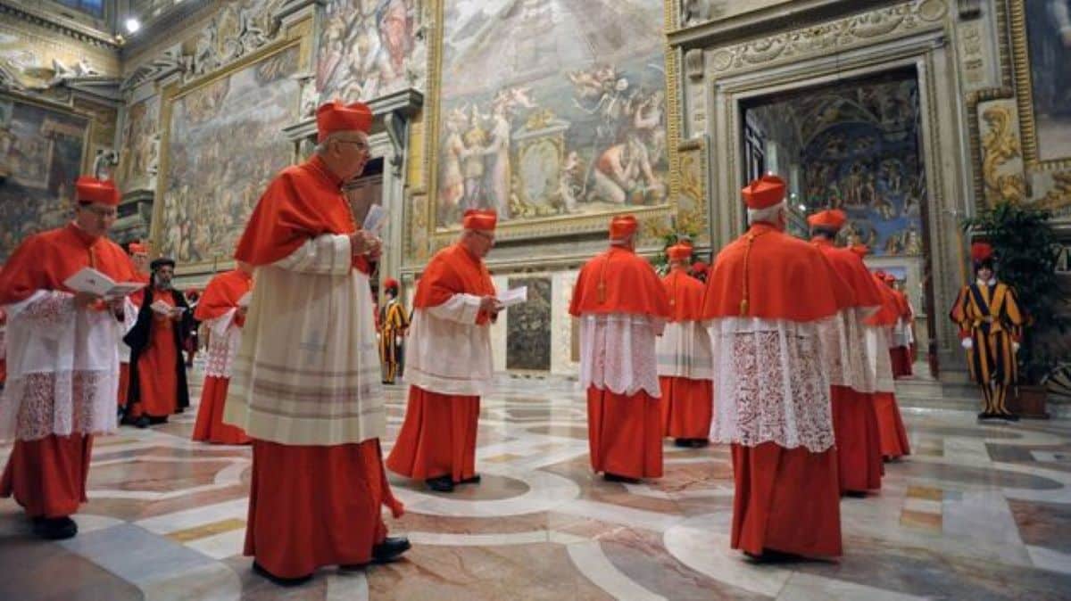 ¿Cuál es el rito que realizan los Cardenales antes de iniciar el Cónclave?