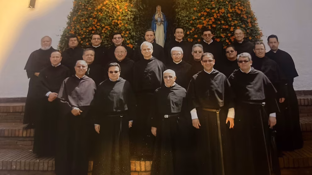 El Papa Leon XIV de visita en Bogotá, Colombia, con los padres agustinos en el Liceo de Cervantes El Retiro.