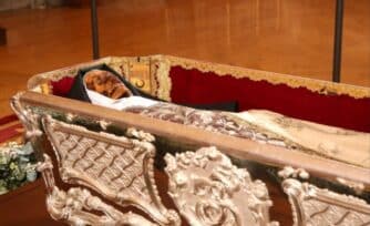 Santa Teresa de Jesús: su sepulcro reabre para veneración pública después de 111 años