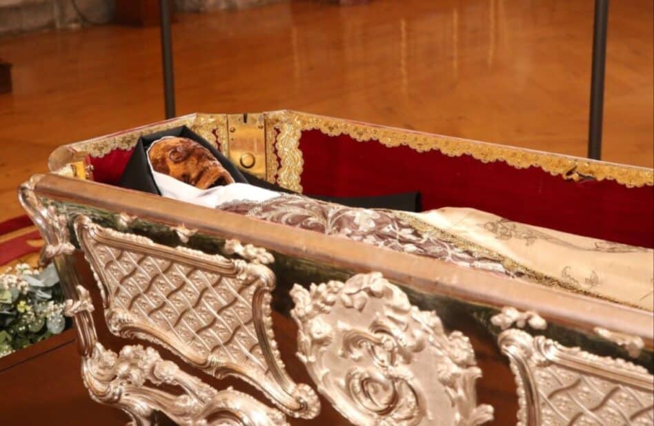 Santa Teresa de Jesús: su sepulcro reabre para veneración pública después de 111 años