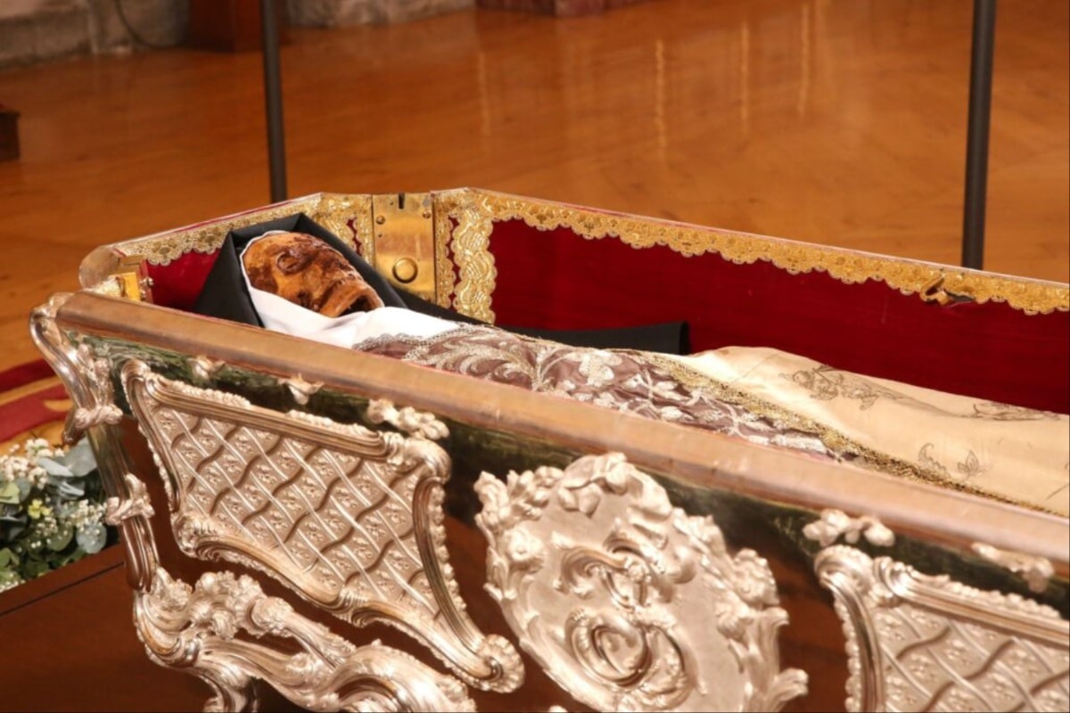 Santa Teresa de Jesús: su sepulcro reabre para veneración pública después de 111 años