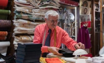 El sastre que ha vestido a tres Papas y tiene lista la ropa del próximo pontífice
