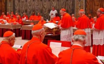 Más oración por el Cónclave; menos chisme y rumor