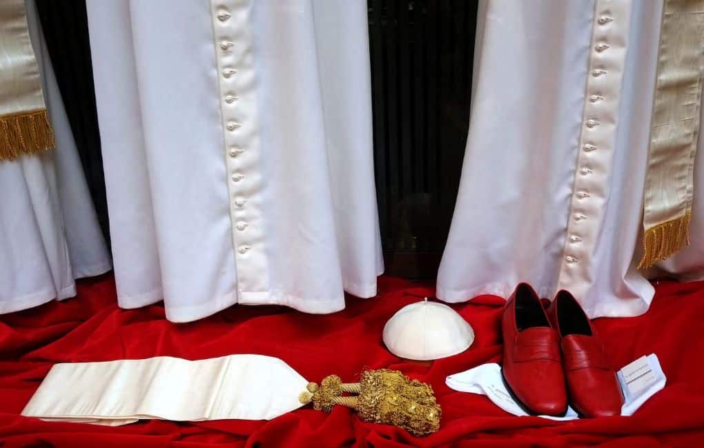 El Papa representa a Jesús y por esto su vestido es de color blanco, símbolo de inocencia, pureza y caridad. Foto: Nacion.com