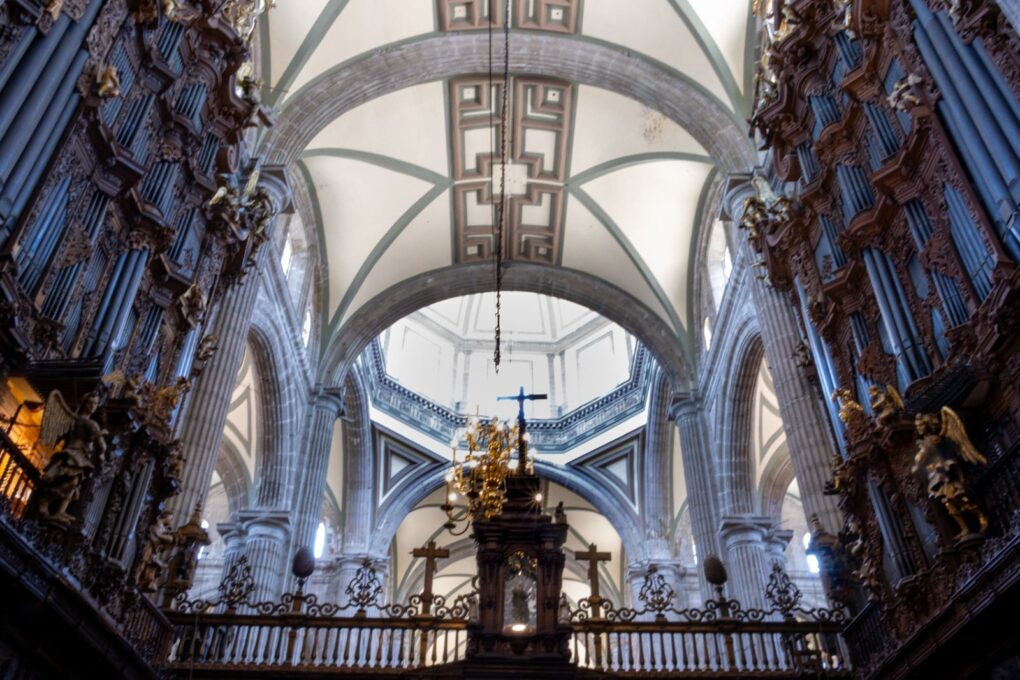 órganos epístola y evangelio