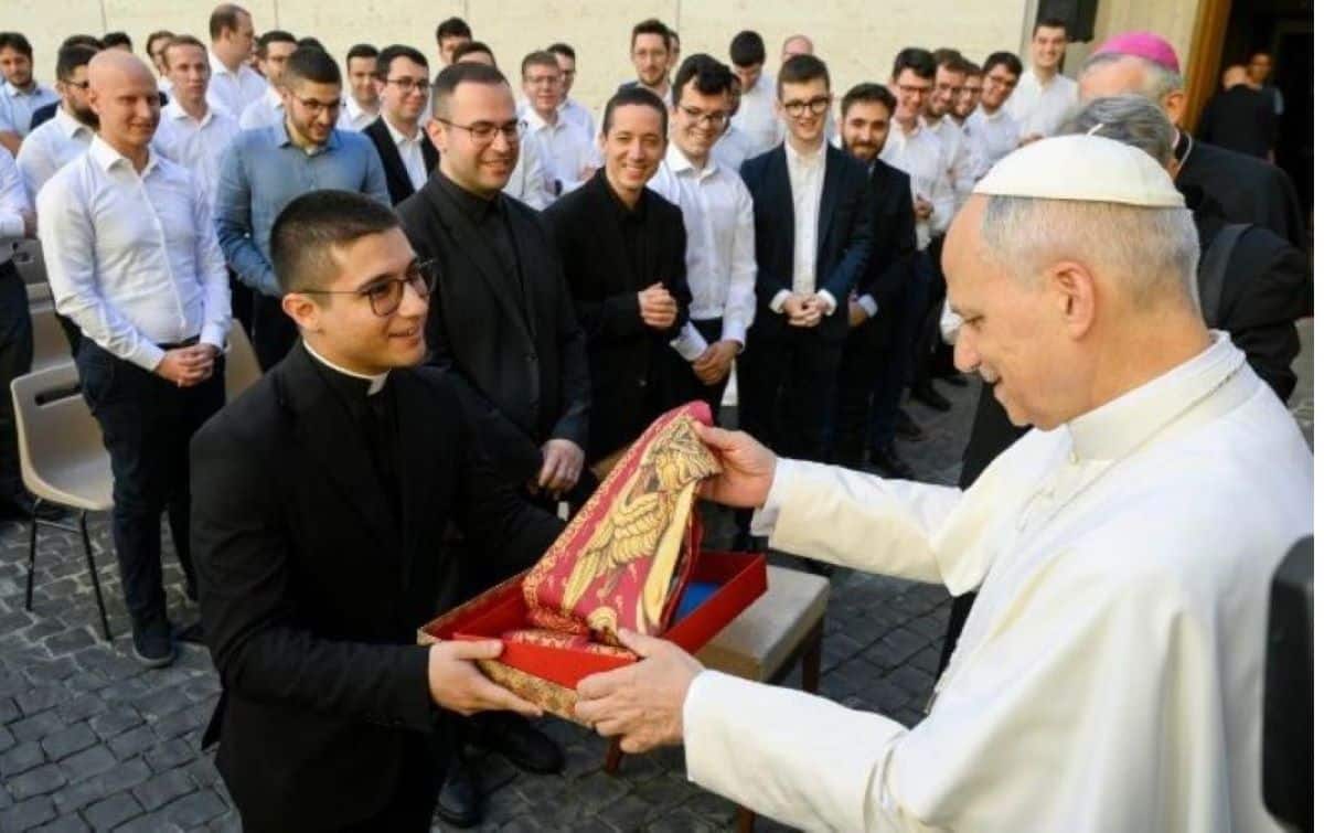¿Sacerdotes casados? Esto opina el Papa León XIV del celibato