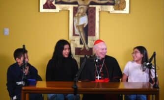 "¿Qué se siente ser cardenal?" El Arzobispo de México se une a un divertido podcast con niños