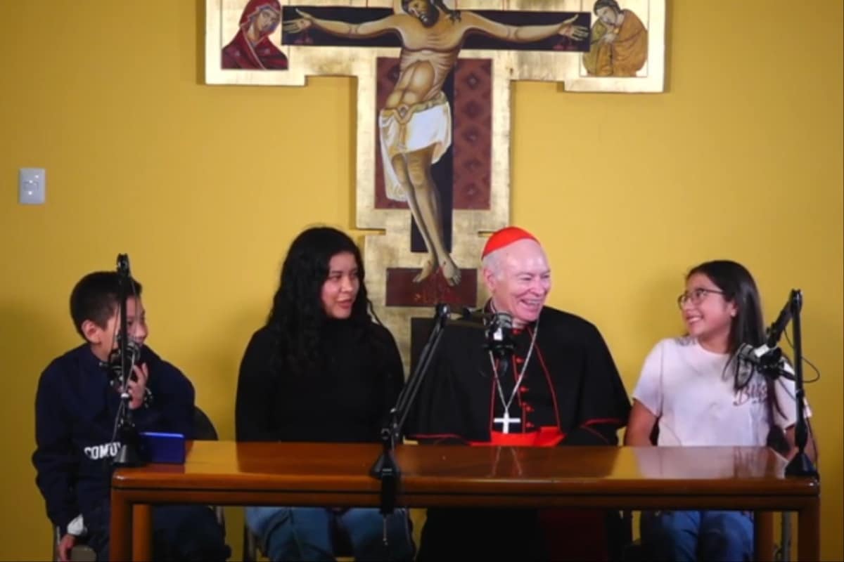 "¿Qué se siente ser cardenal?" El Arzobispo de México se une a un divertido podcast con niños