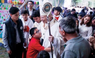 ¿Qué significa ser un buen católico hoy? El cardenal Aguiar explica por qué no es suficiente ir a Misa