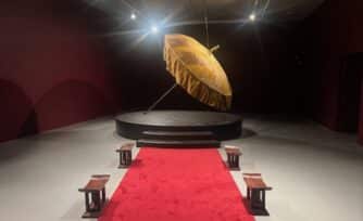 La artista que lleva el paraguas real al arte contemporáneo