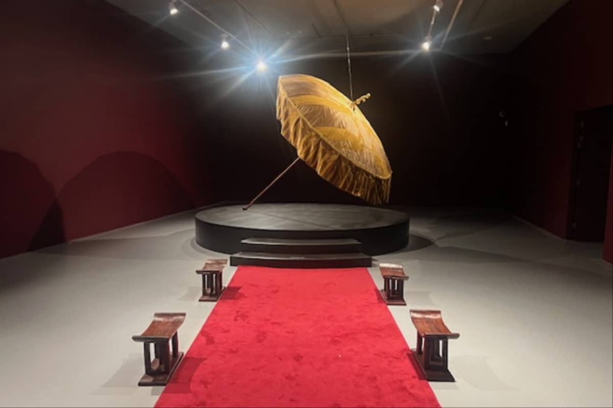 La artista que lleva el paraguas real al arte contemporáneo