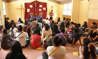 ¿Por qué es importante acercar a los jóvenes a Dios? Un sacerdote nos explica
