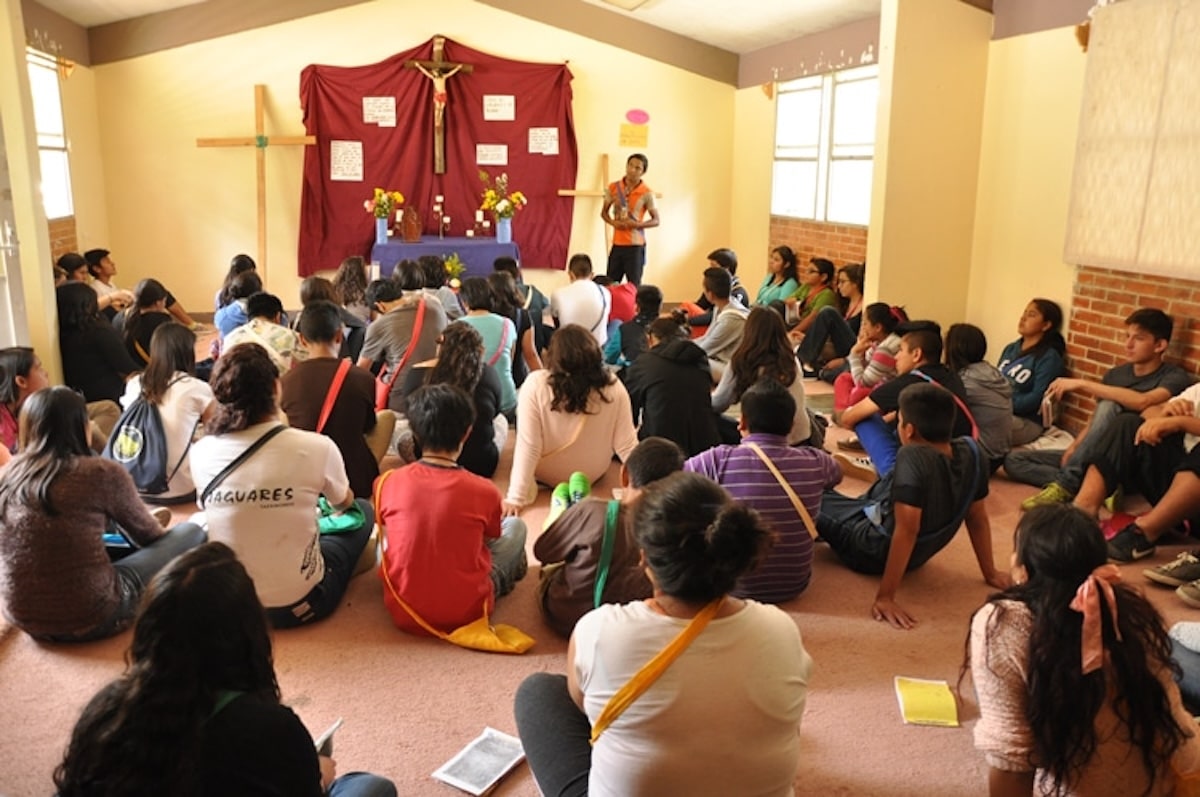 ¿Por qué es importante acercar a los jóvenes a Dios? Un sacerdote nos explica