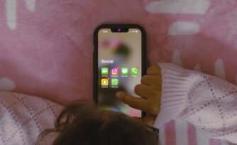 ¿Qué leyes protegen a las niñas, niños y adolescentes en redes sociales?