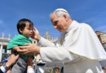 papa leon XIV a niños