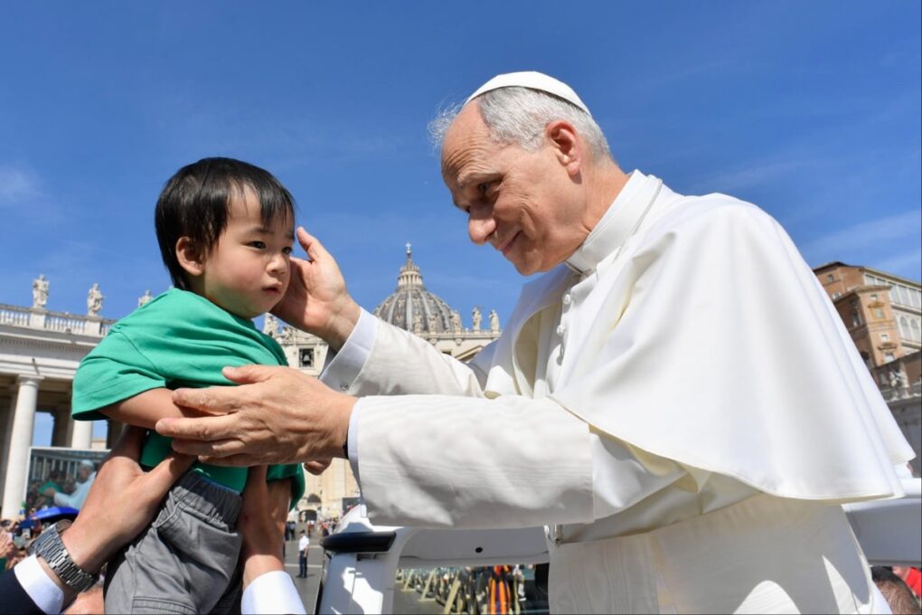 Papa León XIV bendice a un niño en la Plaza de San Pedro en el Vaticano.