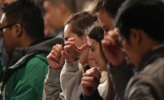 ¿Por qué los católicos hacemos la señal de la cruz y qué significa?