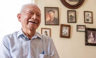 Entre libros y yoga: así vive Don Manuel, el alumno más sabio de la primaria con 91 años
