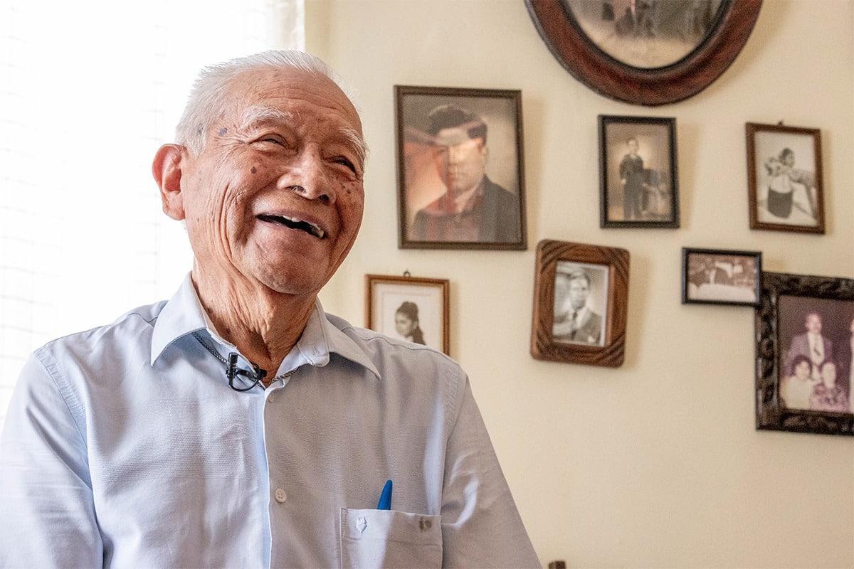 Entre libros y yoga: así vive Don Manuel, el alumno más sabio de la primaria con 91 años