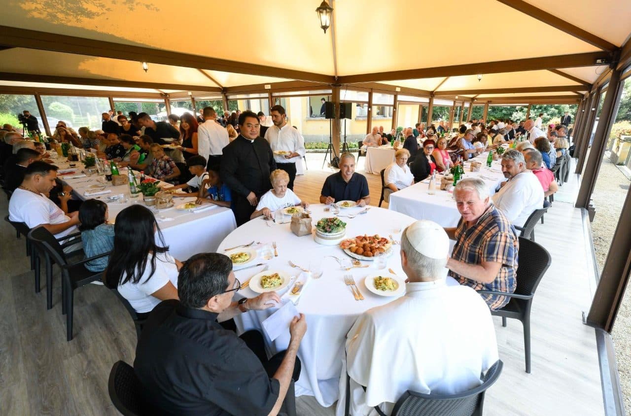 El Papa comiendo con los pobres de la diócesis de Albano Laziale en los Jardines de las Villas Pontificias. Foto: Vatican Media