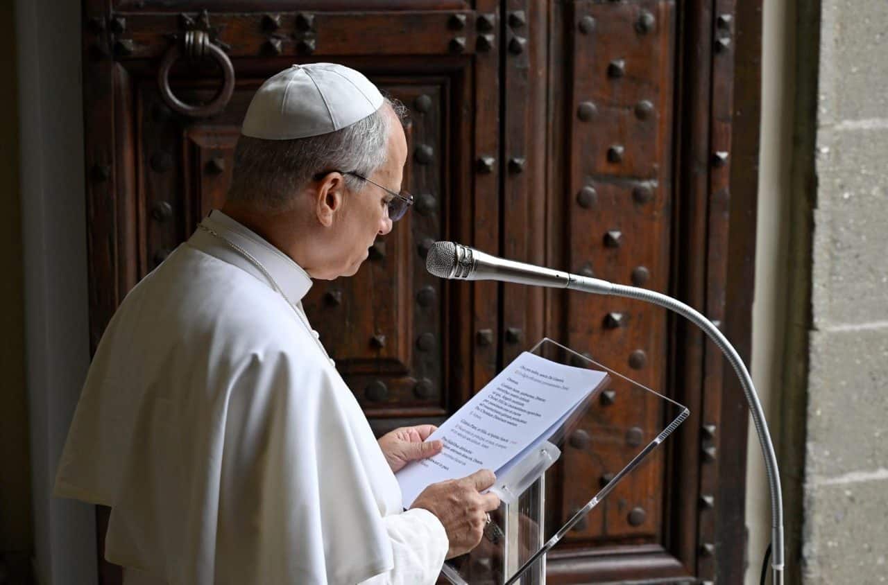 El Papa León durante el rezo del Ángelus. Foto: Vatican Media