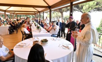 El Papa León XIV almuerza con los pobres y llama a vivir la fe con valentía