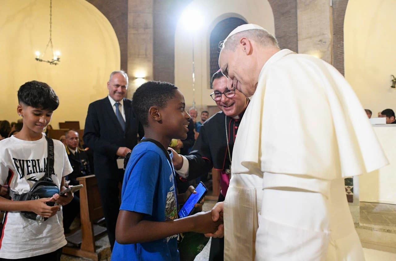 El Papa saluda a varios jóvenes asistidos por la Cáritas de la Diócesis de Albano. Foto: Vatican Media