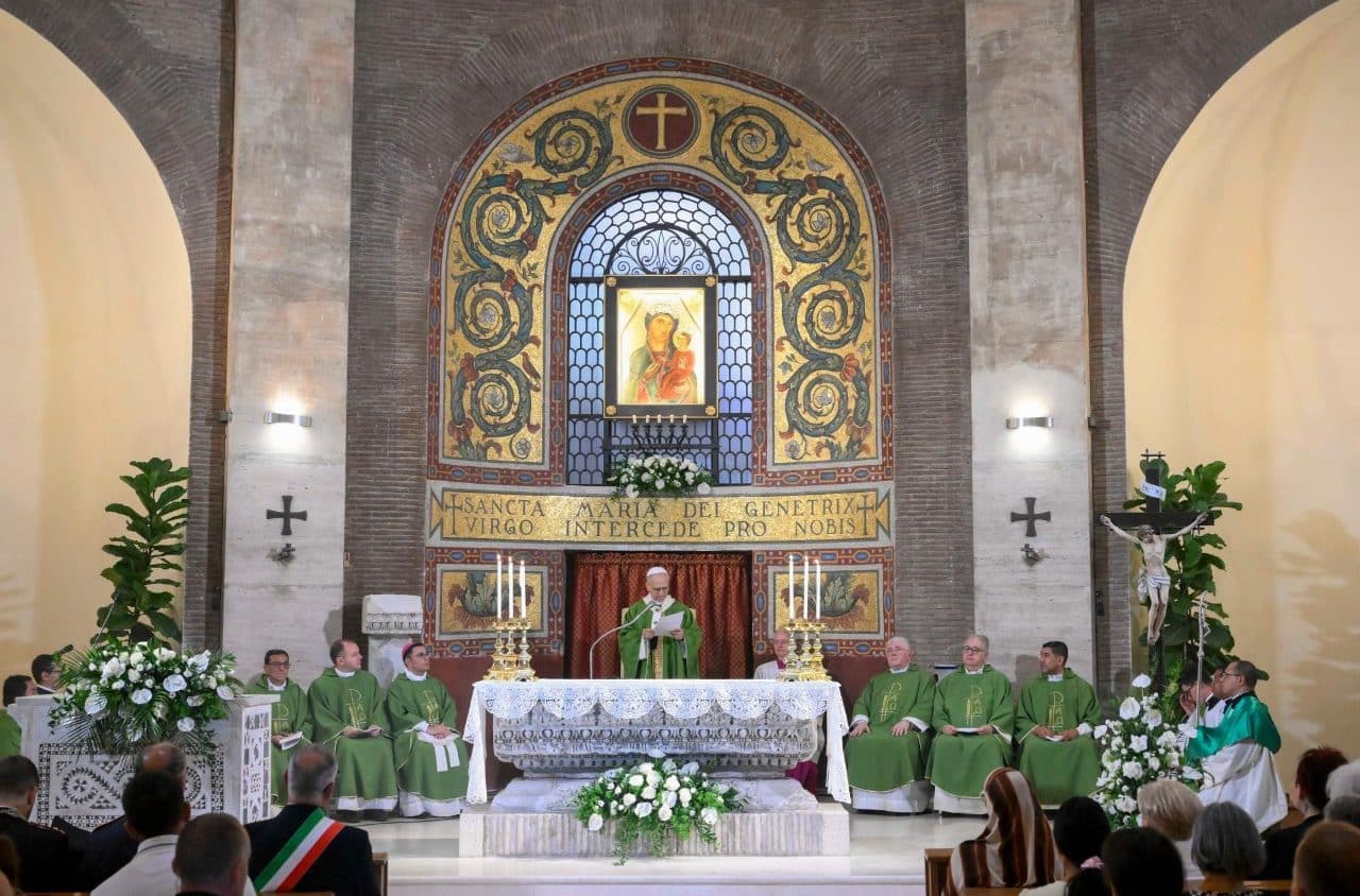 El Santo Padre pronuncia su homilía en la misa dominical en el Santuario de Santa María de la Rotonda. Foto: Vatican Media