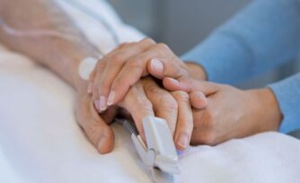 ¿Qué decirle a un enfermo terminal y cómo ofrecerle consuelo?