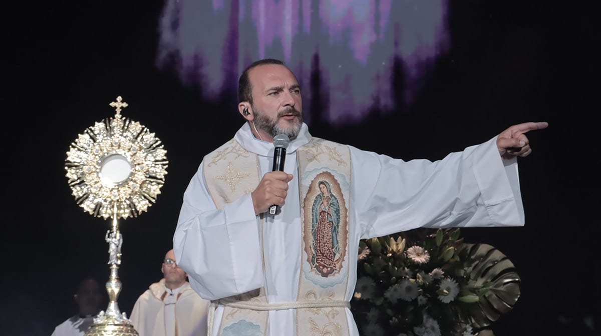 El momento que llenó de amor y fe a todos: la Adoración Eucarística. Foto: Luis Aldana.