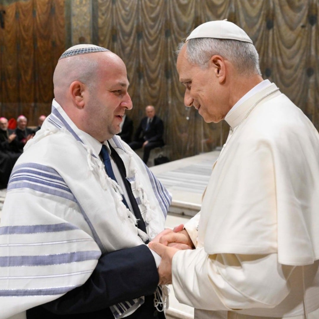 El Papa León con Silviu Vexler, presidente de la Federación de Comunidades Judías de Rumania. Foto: Vatican Media