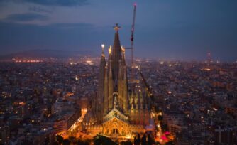 La Sagrada Familia culmina su torre principal: ¿cuánto falta para terminar el templo?