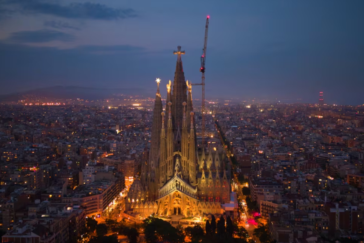 La Sagrada Familia culmina su torre principal: ¿cuánto falta para terminar el templo?