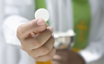 ¿Un divorciado puede comulgar? La Iglesia explica cuándo sí y cuándo no