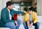 Un padre dialoga con su hijo adelescente.